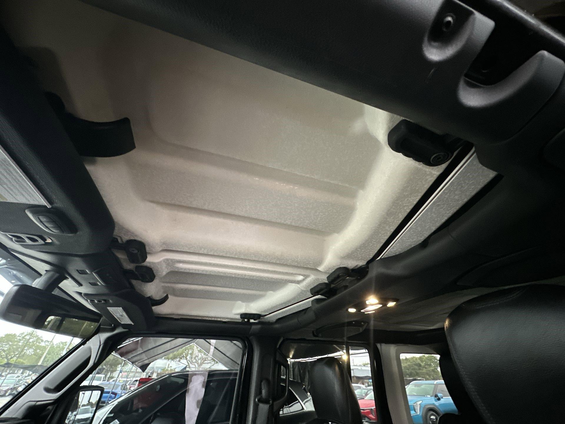 Jeep Wrangler Unlimited Sahara - Thumbnail 17