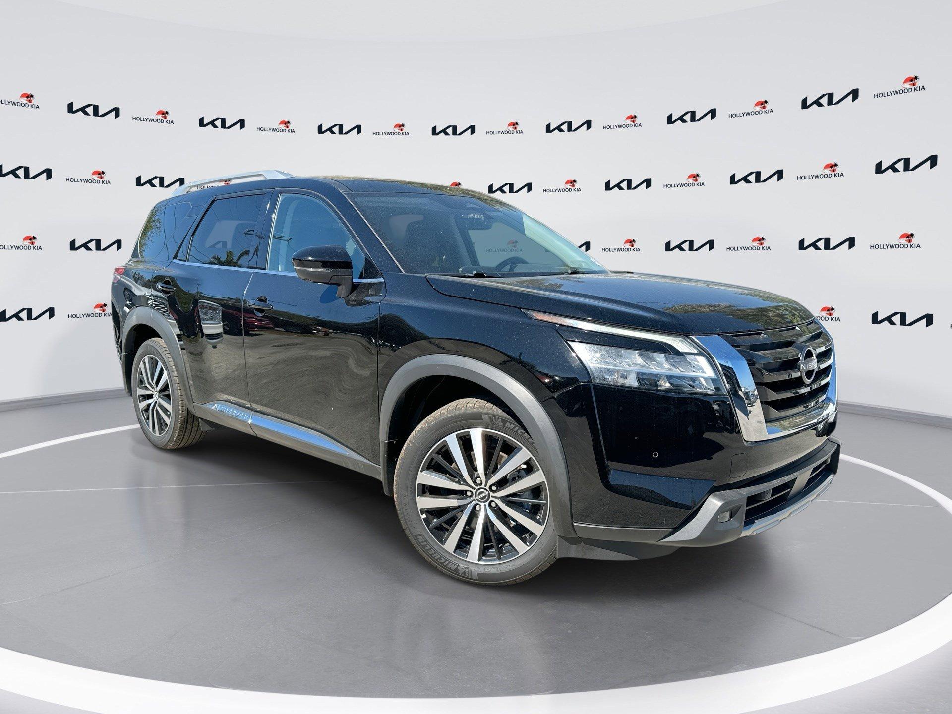 Nissan Pathfinder Platinum - Thumbnail 2