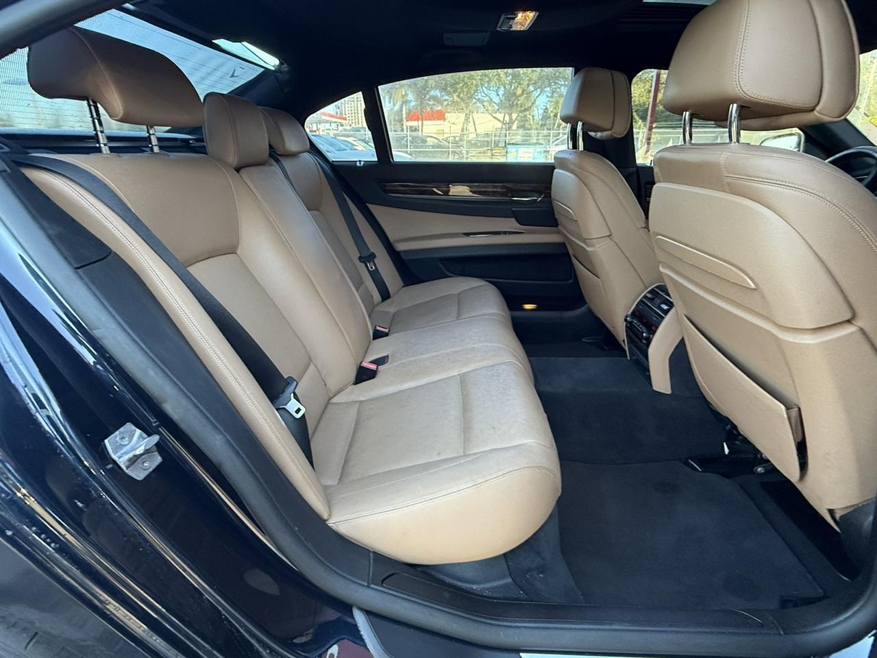 BMW 7 Series - Thumbnail 16