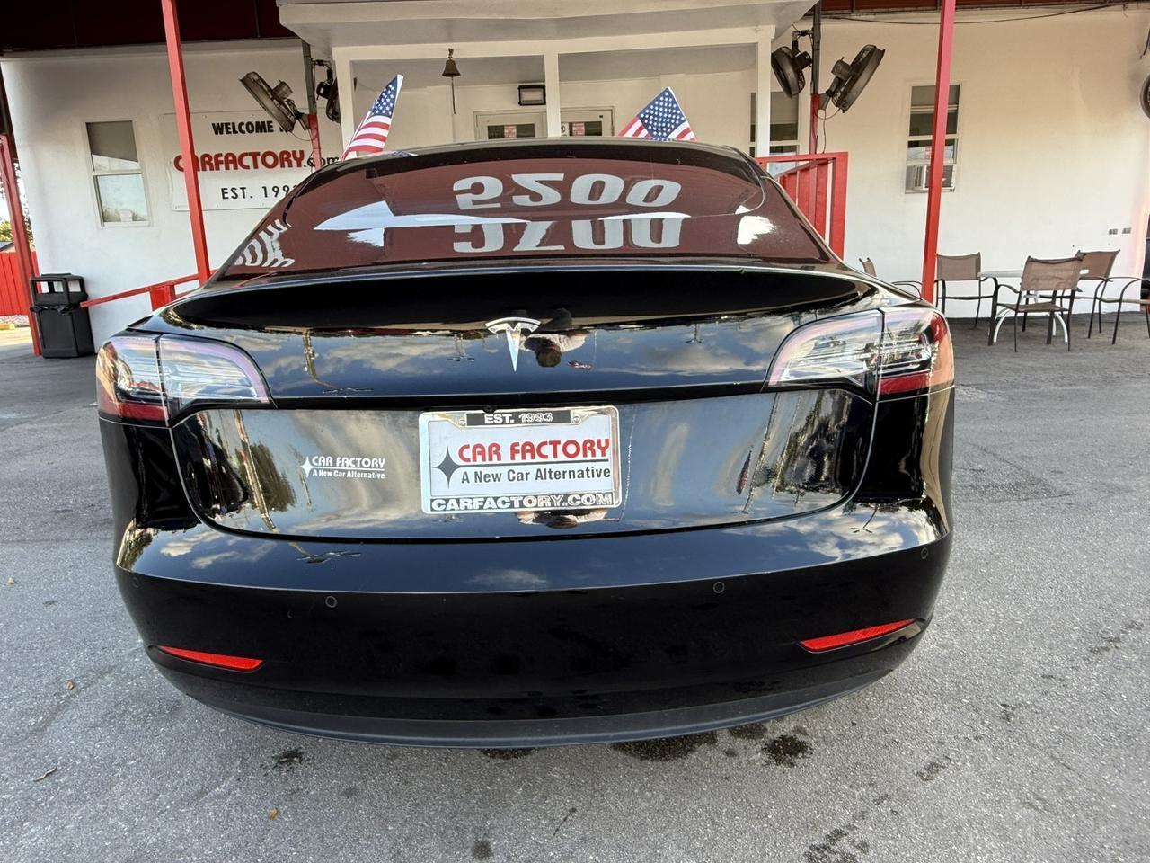 Tesla Model 3 - Thumbnail 10