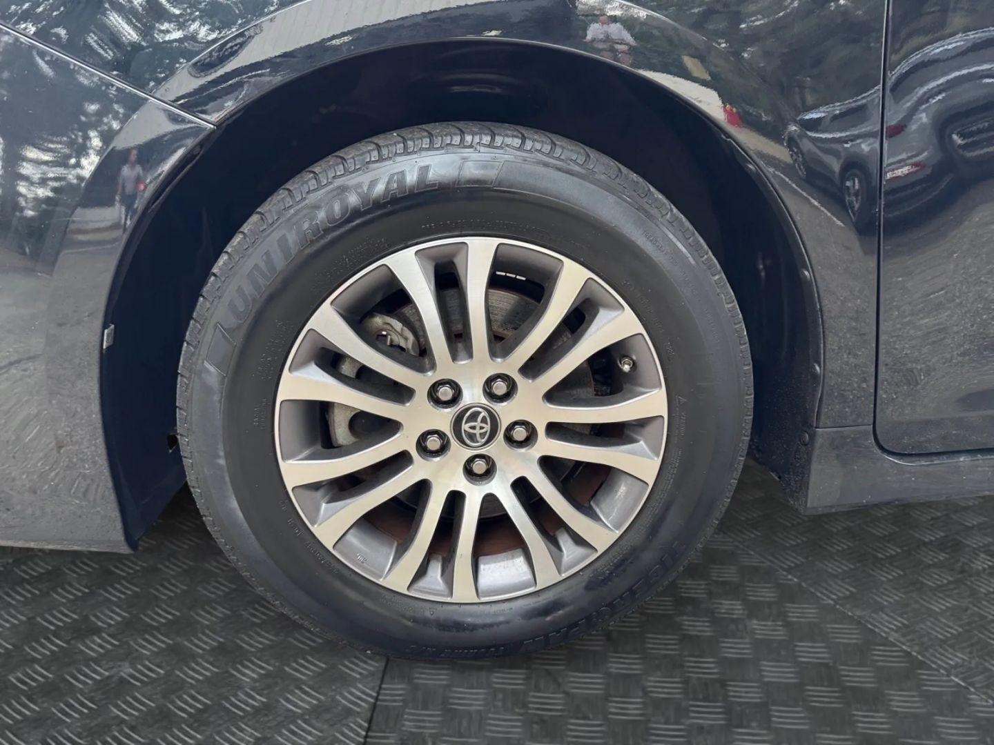 Toyota Sienna Xle Minivan 4D - Thumbnail 9