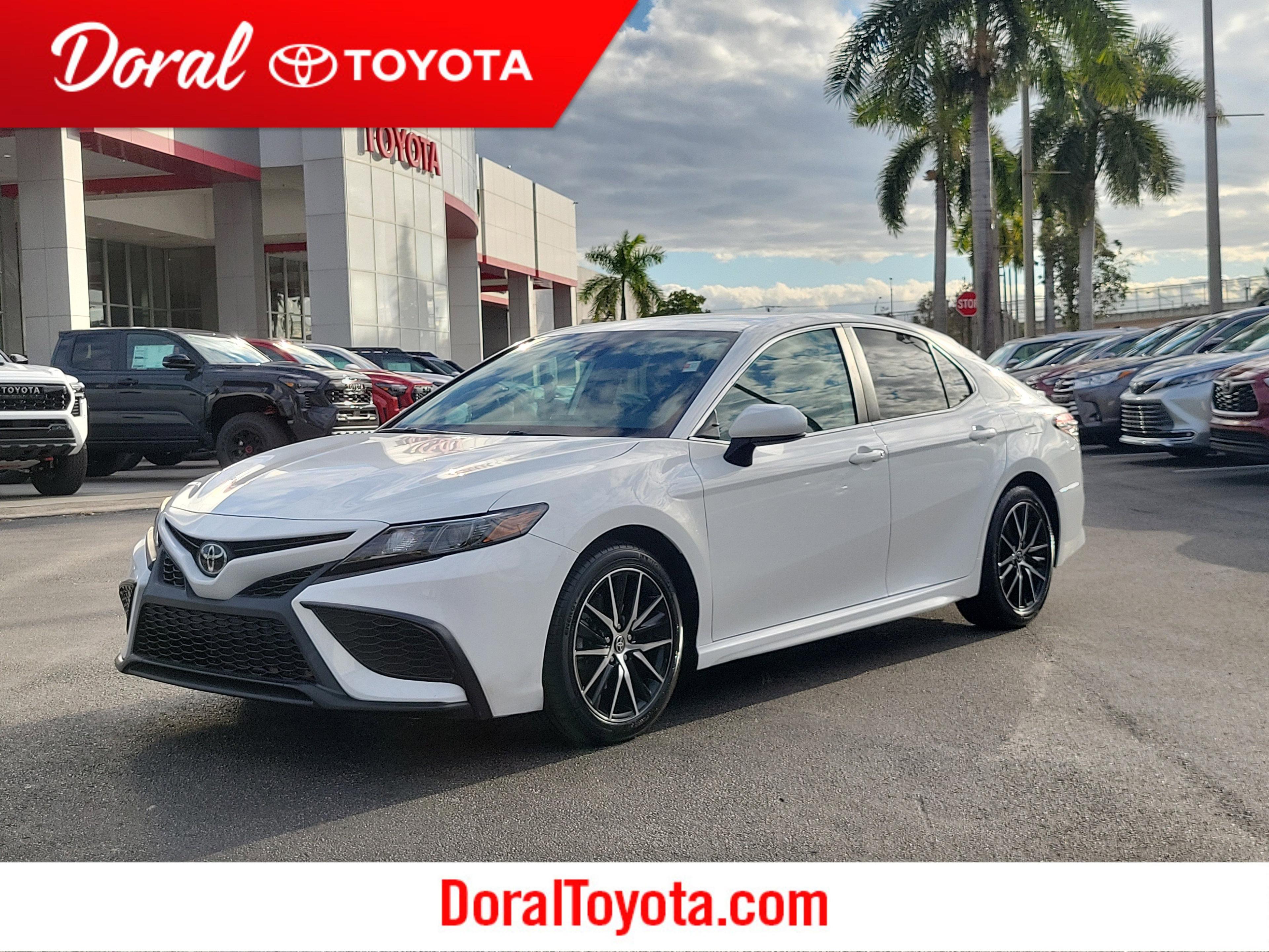 Toyota Camry Se Fwd - Thumbnail 2