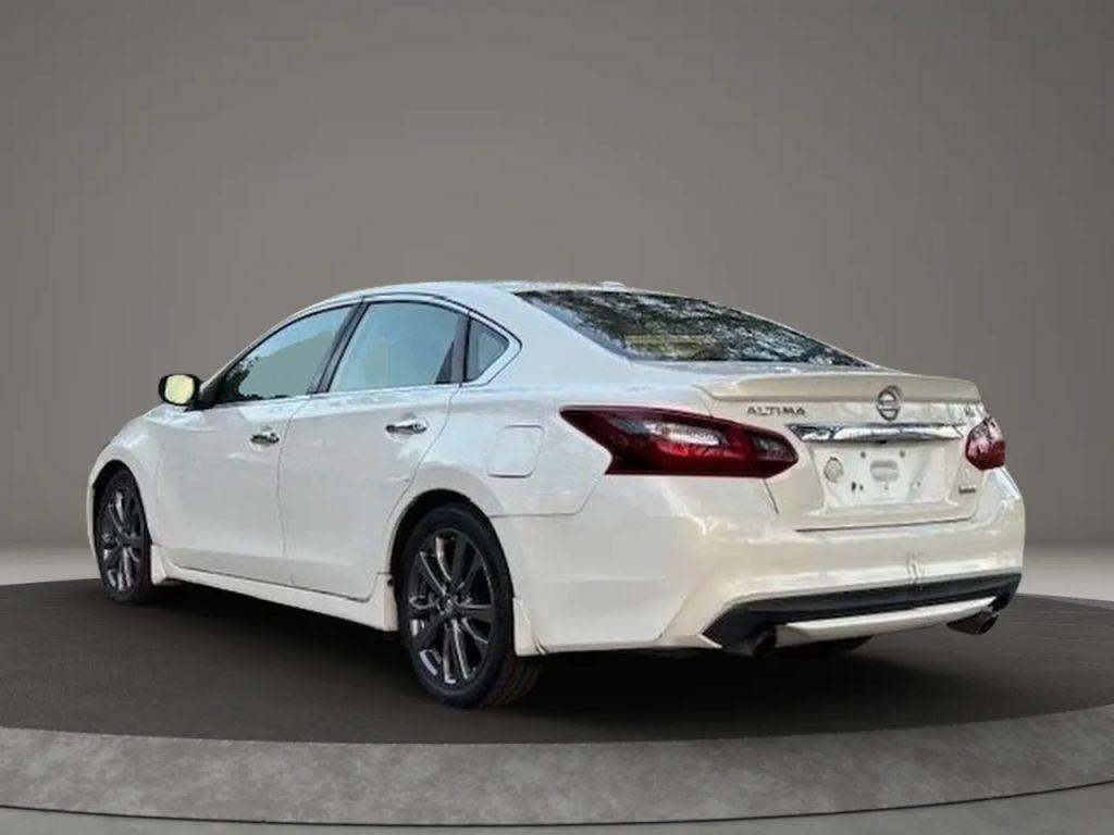 Nissan Altima - Thumbnail 6