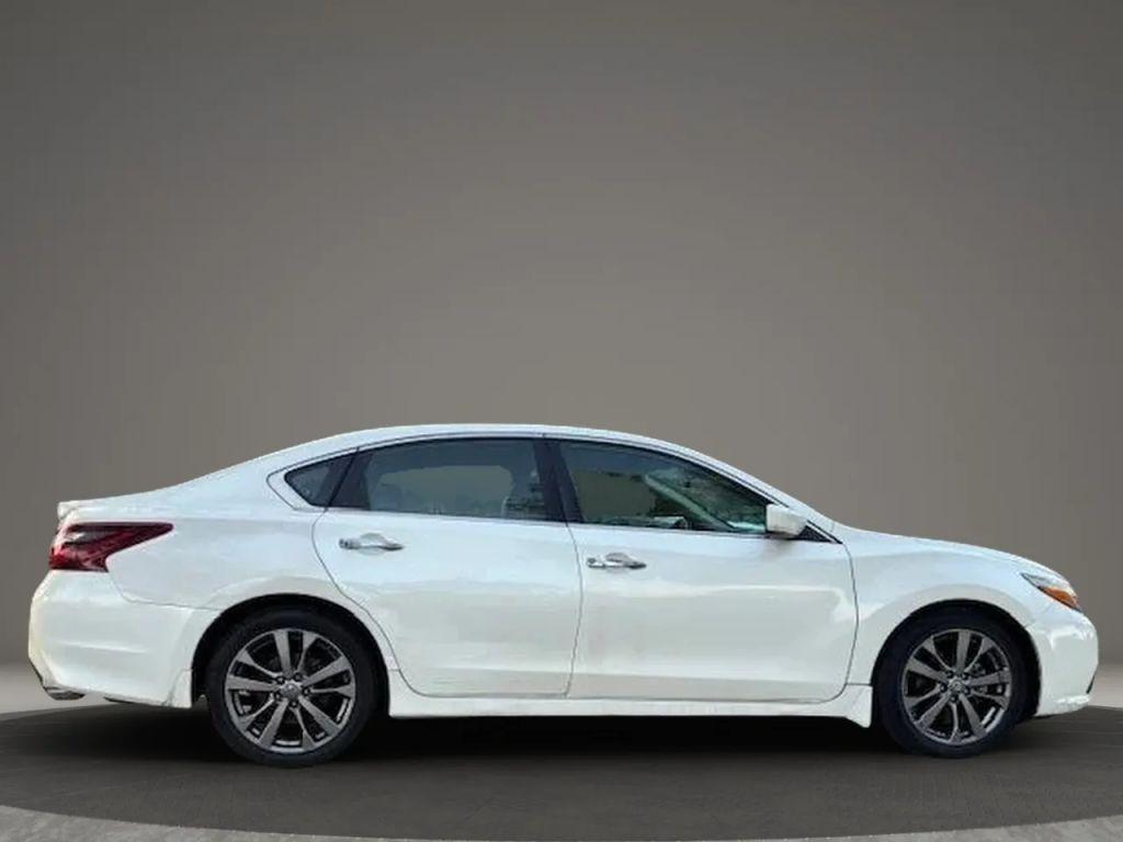 Nissan Altima - Thumbnail 9