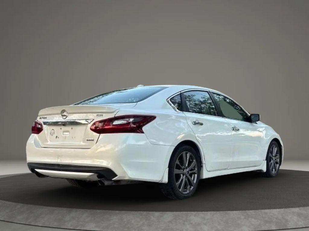 Nissan Altima - Thumbnail 8