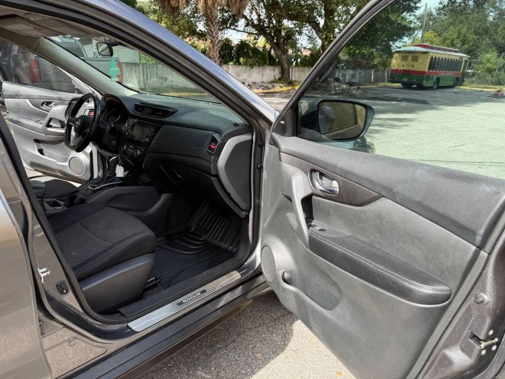 Nissan Rogue - Thumbnail 2