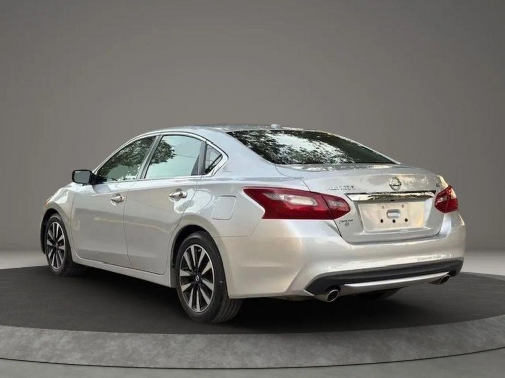 Nissan Altima - Thumbnail 6