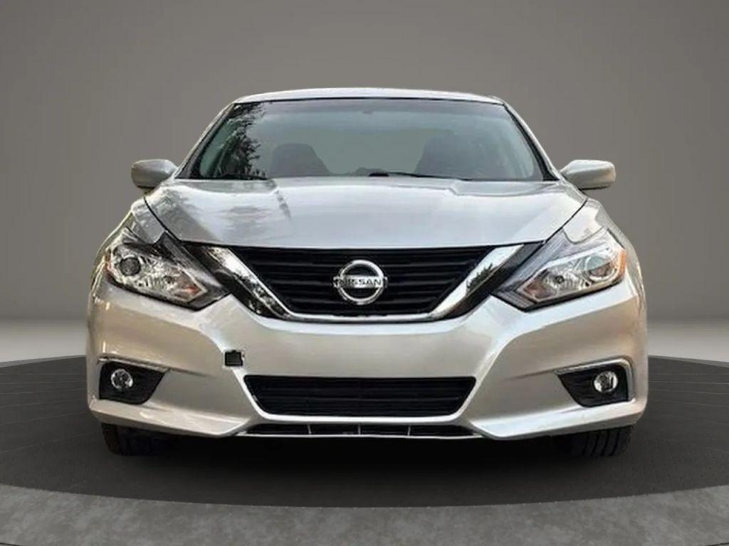 Nissan Altima - Thumbnail 4