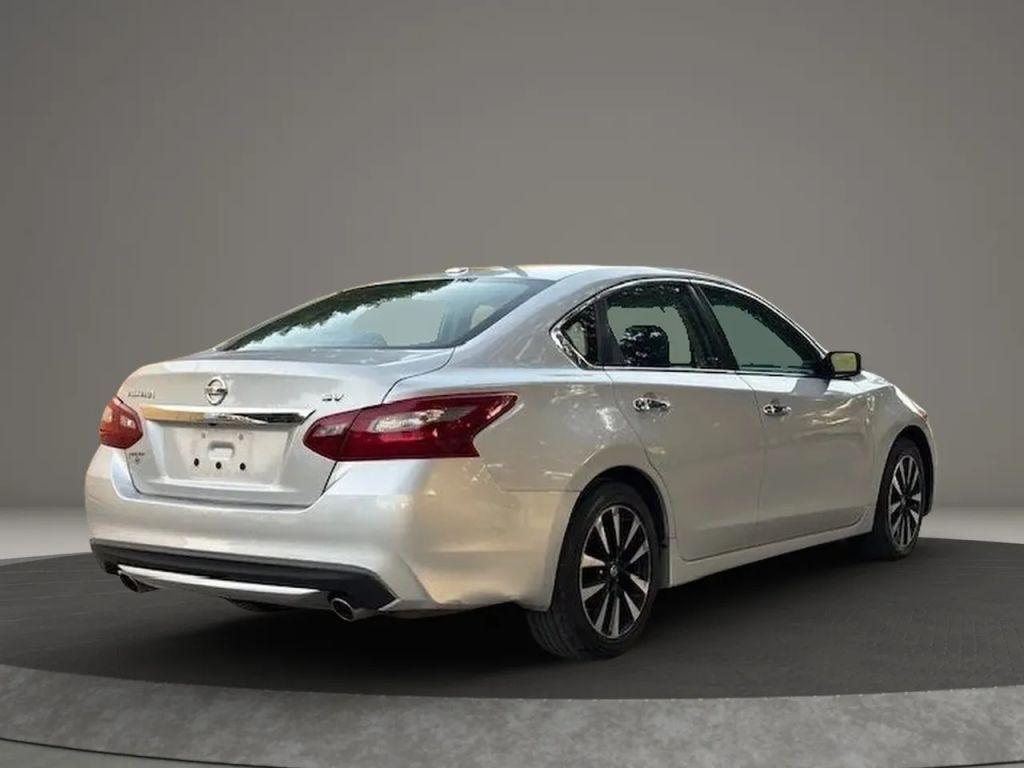 Nissan Altima - Thumbnail 8