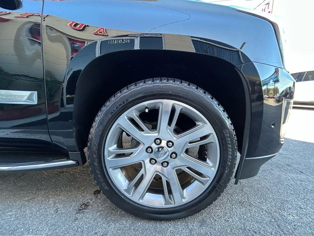 Cadillac Escalade - Thumbnail 2