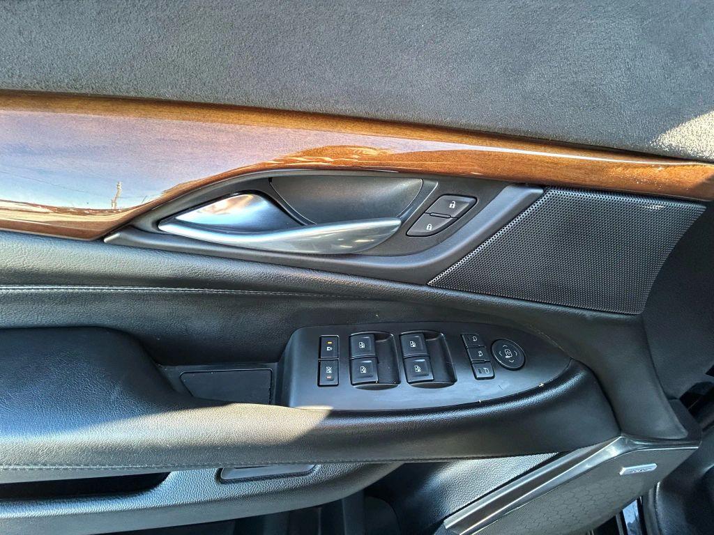 Cadillac Escalade - Thumbnail 12