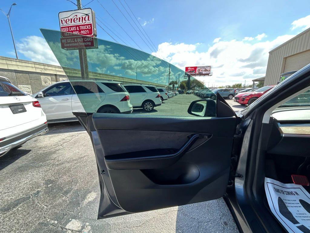 Tesla Model Y - Thumbnail 11