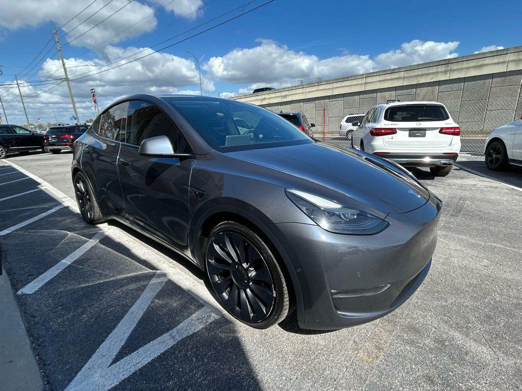 Tesla Model Y - Thumbnail 9