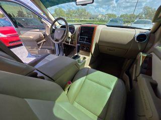 Ford Explorer - Thumbnail 4