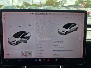 Tesla Model 3 - Thumbnail 6