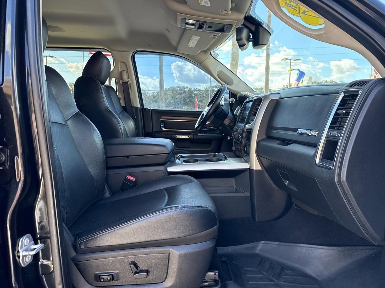 Ram 2500Laramie 4X4 Mega Cab 6'4" Box - Thumbnail 9