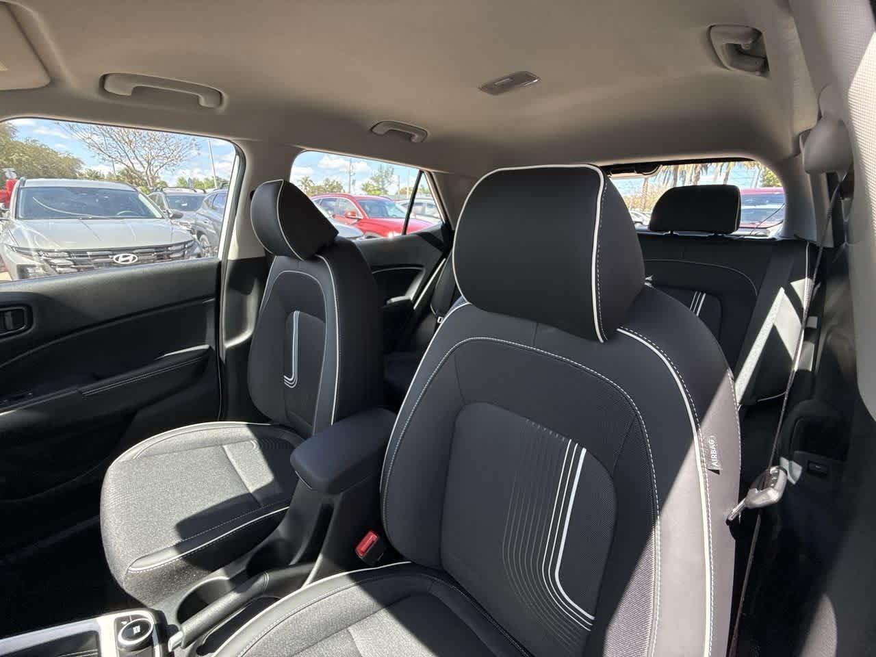 Hyundai Venue Sel W/Two-Tone Roof Fwd Sport Utility - Thumbnail 14