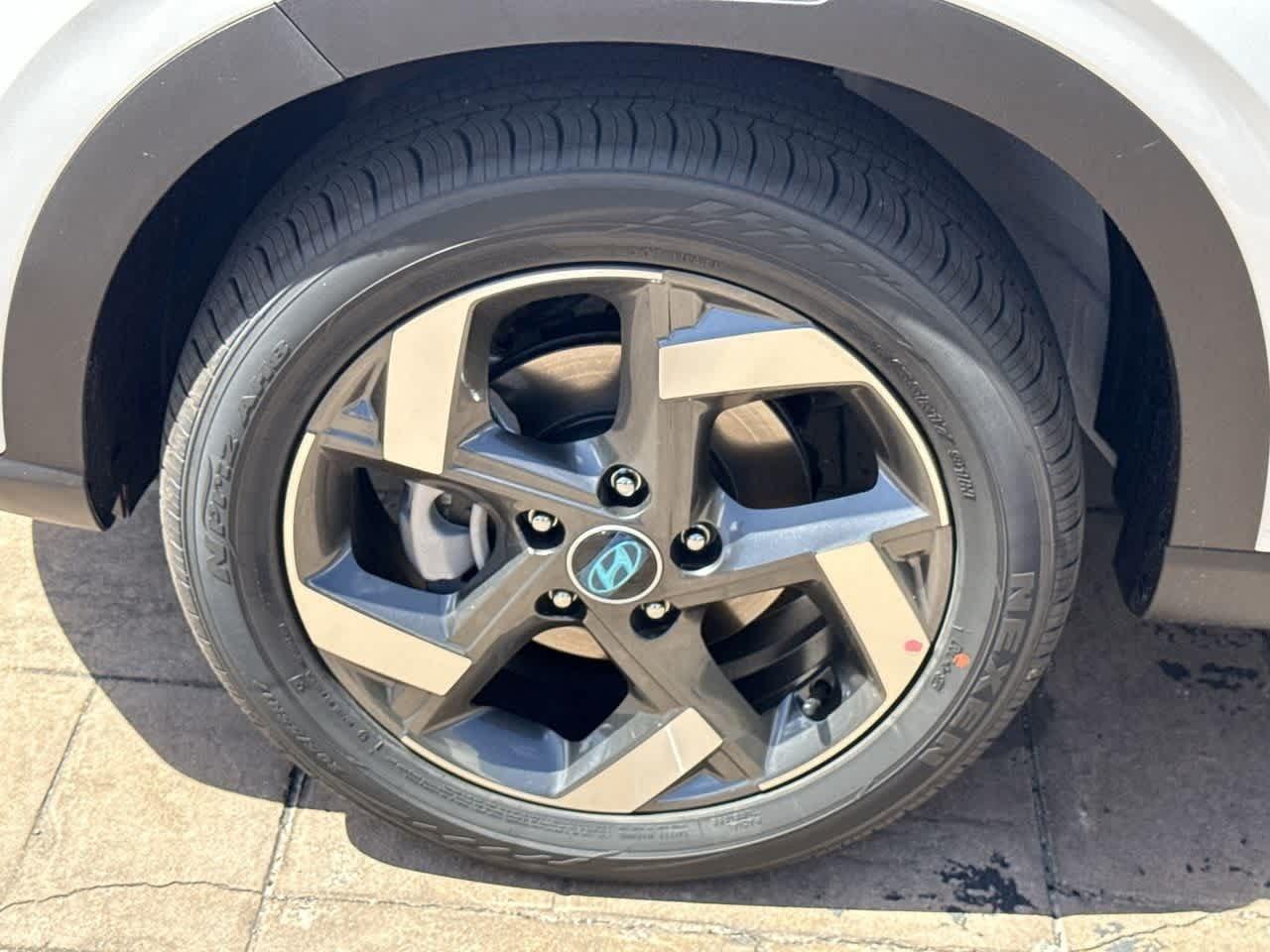 Hyundai Venue Sel W/Two-Tone Roof Fwd Sport Utility - Thumbnail 11