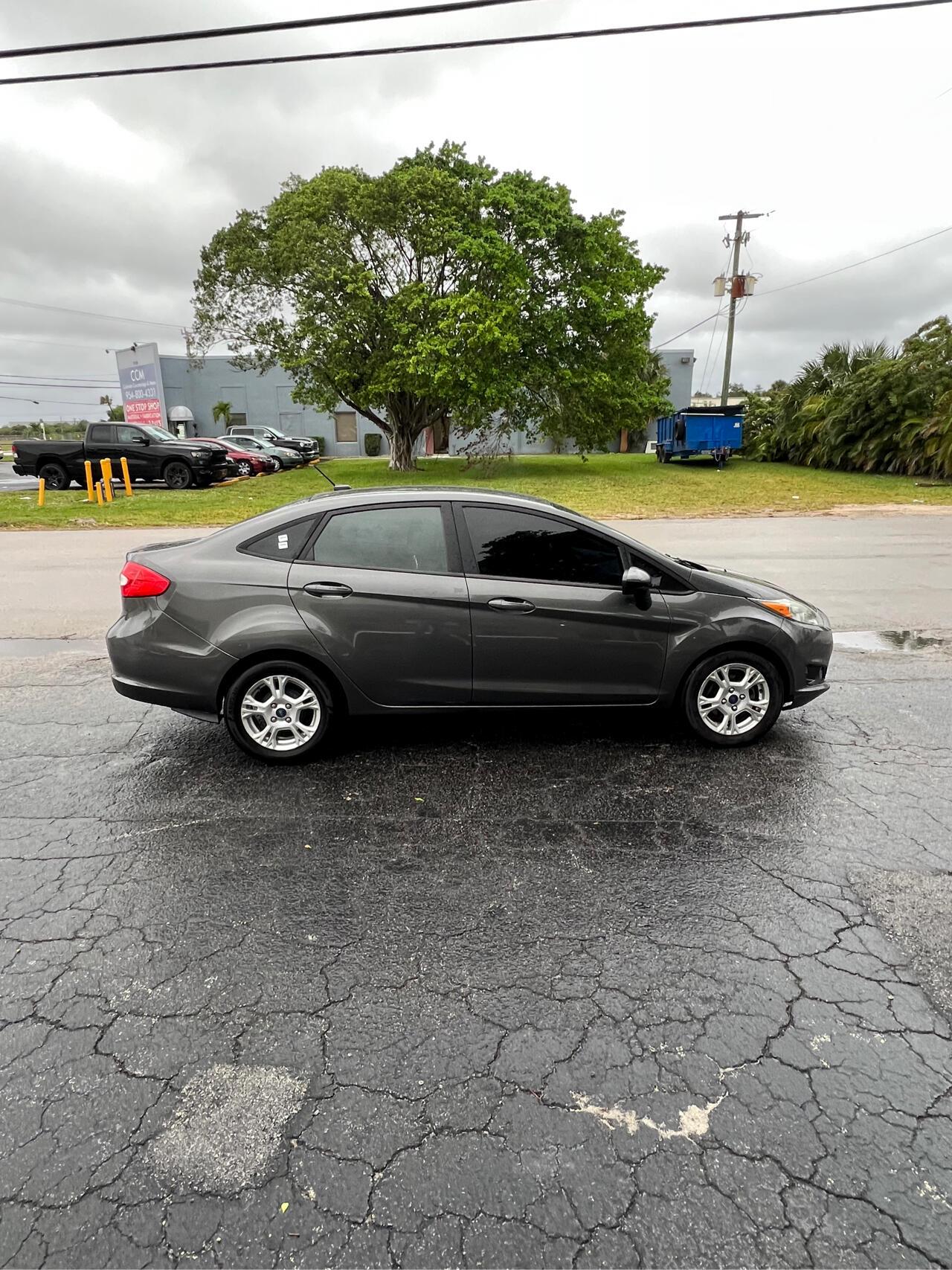 Ford Fiestase Sedan - Thumbnail 6