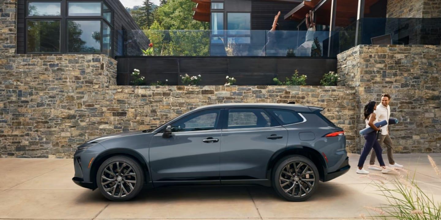 Toyota Crown Signia | Earl Stewart Toyota - Thumbnail 2