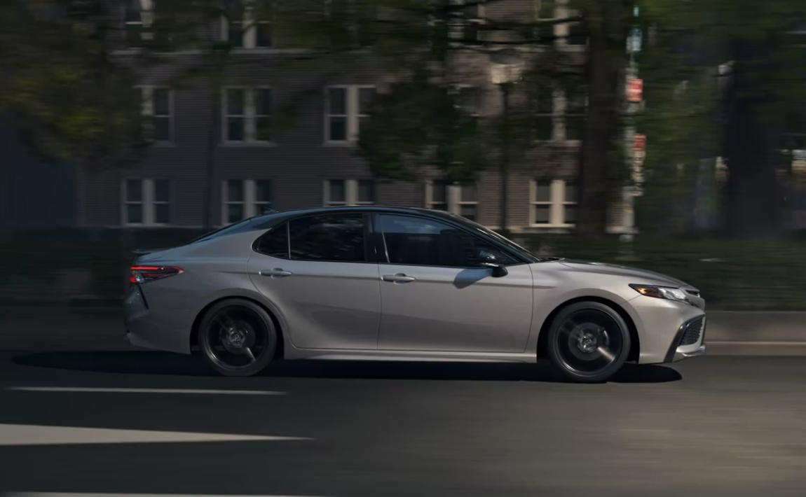 Toyota Camry Hybrid | Earl Stewart Toyota - Thumbnail 4