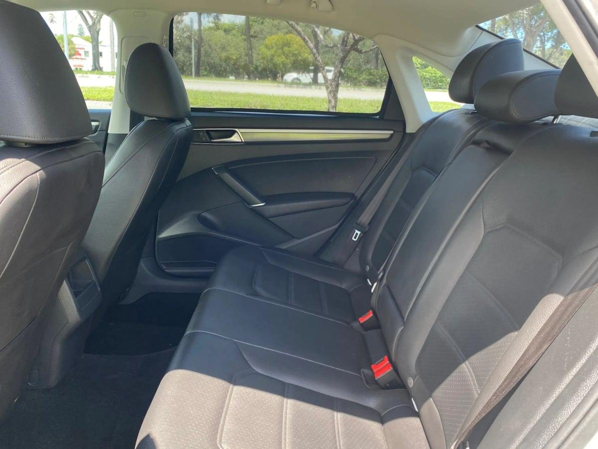 Volkswagen Passat R-Line W/Comfort Pkg - Thumbnail 17