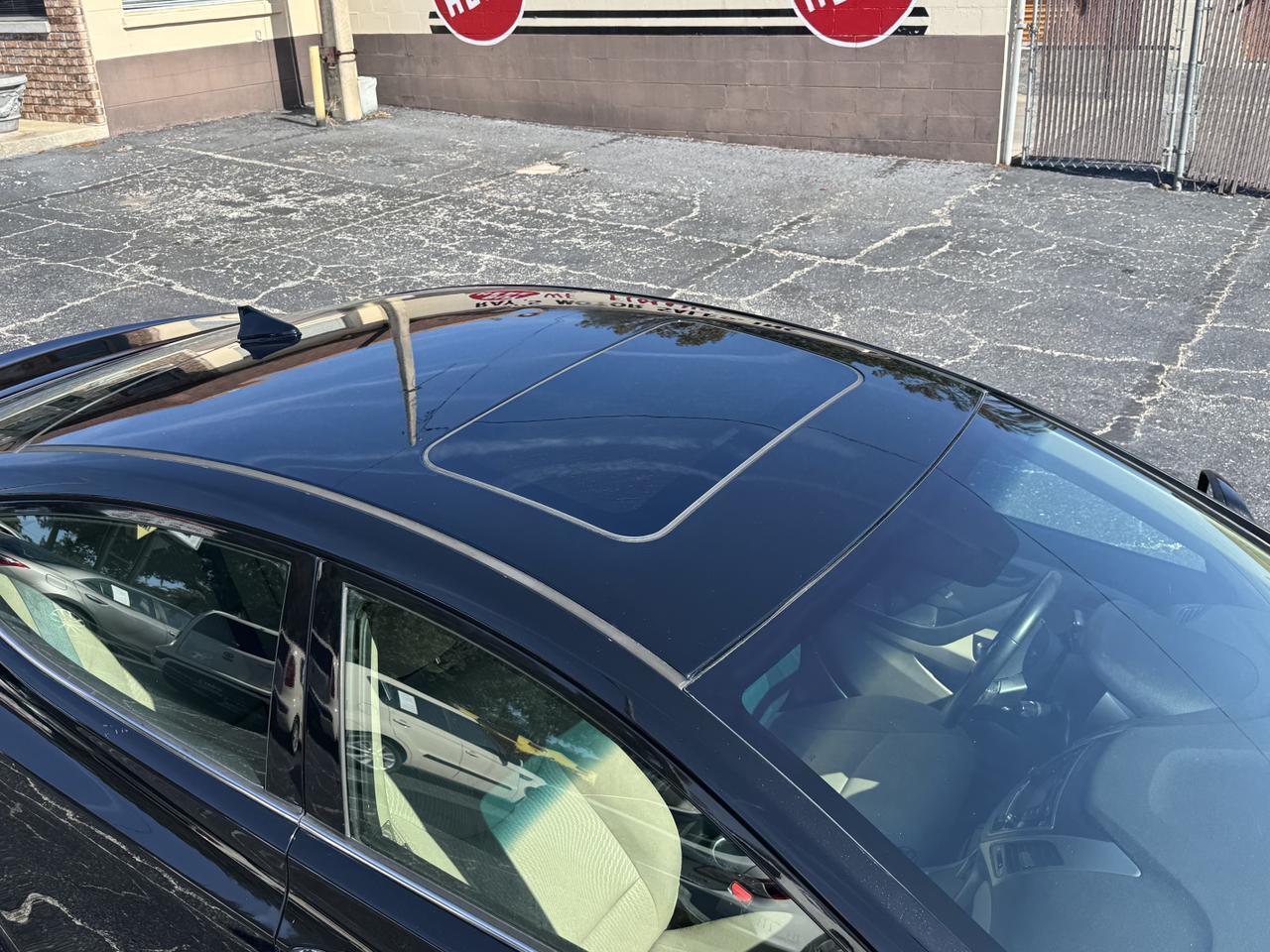 Hyundai Elantra - Thumbnail 4