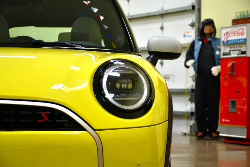 Mini Coopers Signature 2 Door Hatchback - Thumbnail 5