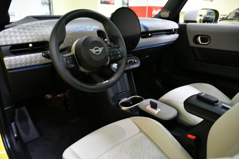 Mini Coopers Signature 2 Door Hatchback - Thumbnail 17