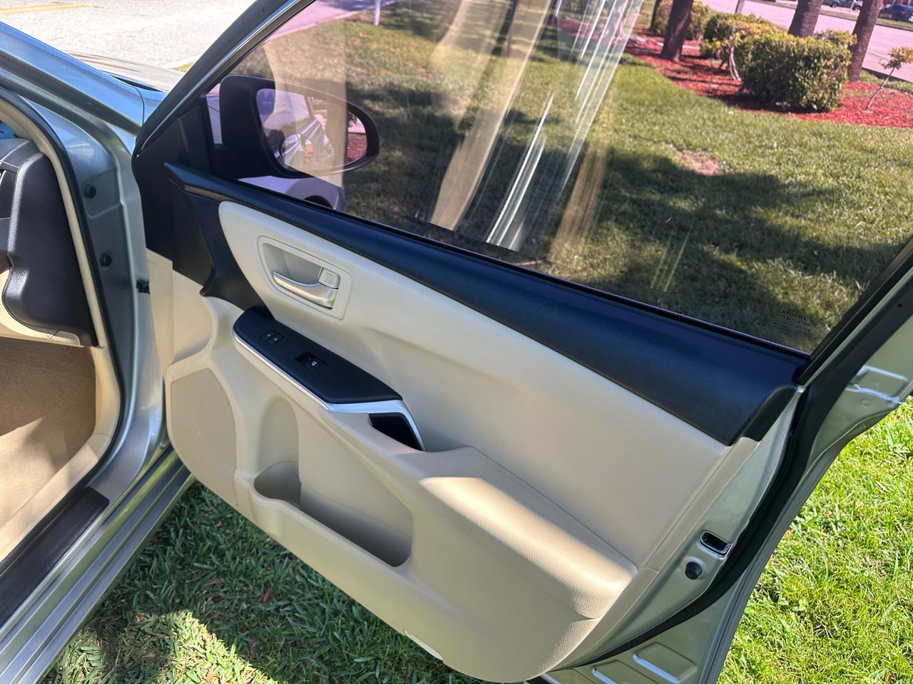 Toyota Camryse - Thumbnail 17