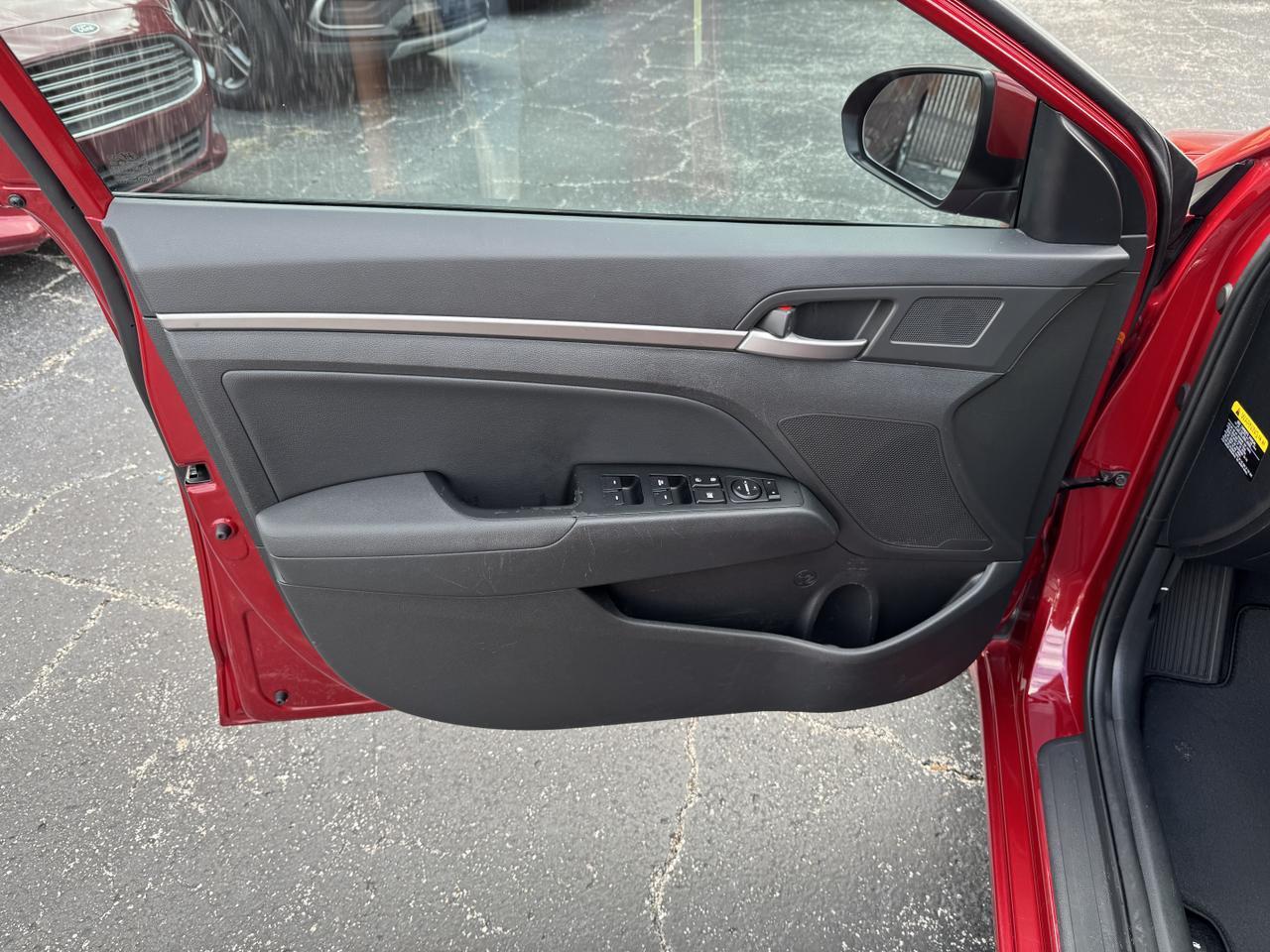 Hyundai Elantra - Thumbnail 17