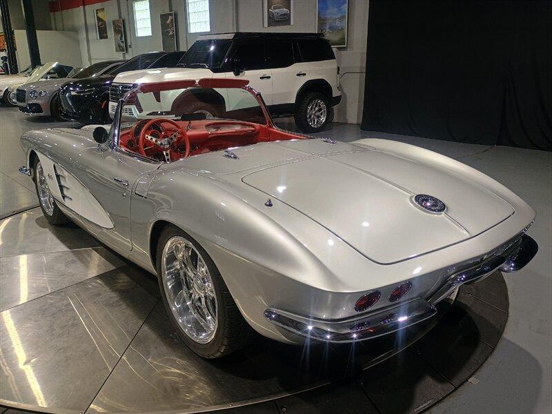 Chevrolet Corvette convertible - Thumbnail 3