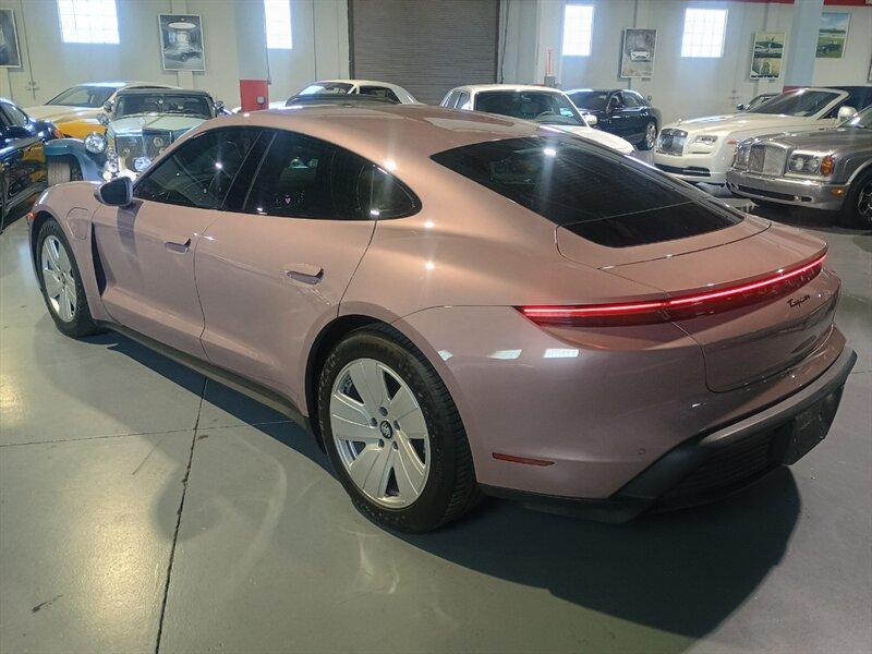 Porsche Taycan - Thumbnail 3