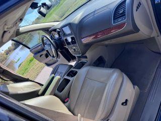 Chrysler Town & Country - Thumbnail 16