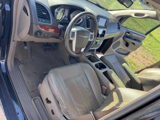 Chrysler Town & Country - Thumbnail 18