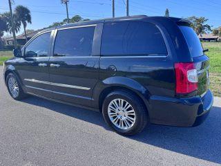Chrysler Town & Country - Thumbnail 12