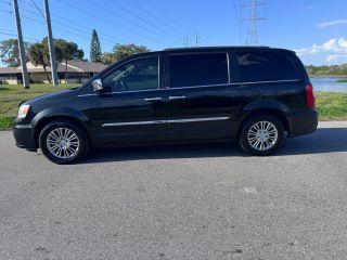 Chrysler Town & Country - Thumbnail 10