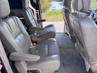 Chrysler Town & Country - Thumbnail 20