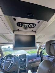 Chrysler Town & Country - Thumbnail 3