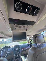 Chrysler Town & Country - Thumbnail 4