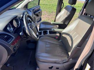 Chrysler Town & Country - Thumbnail 19