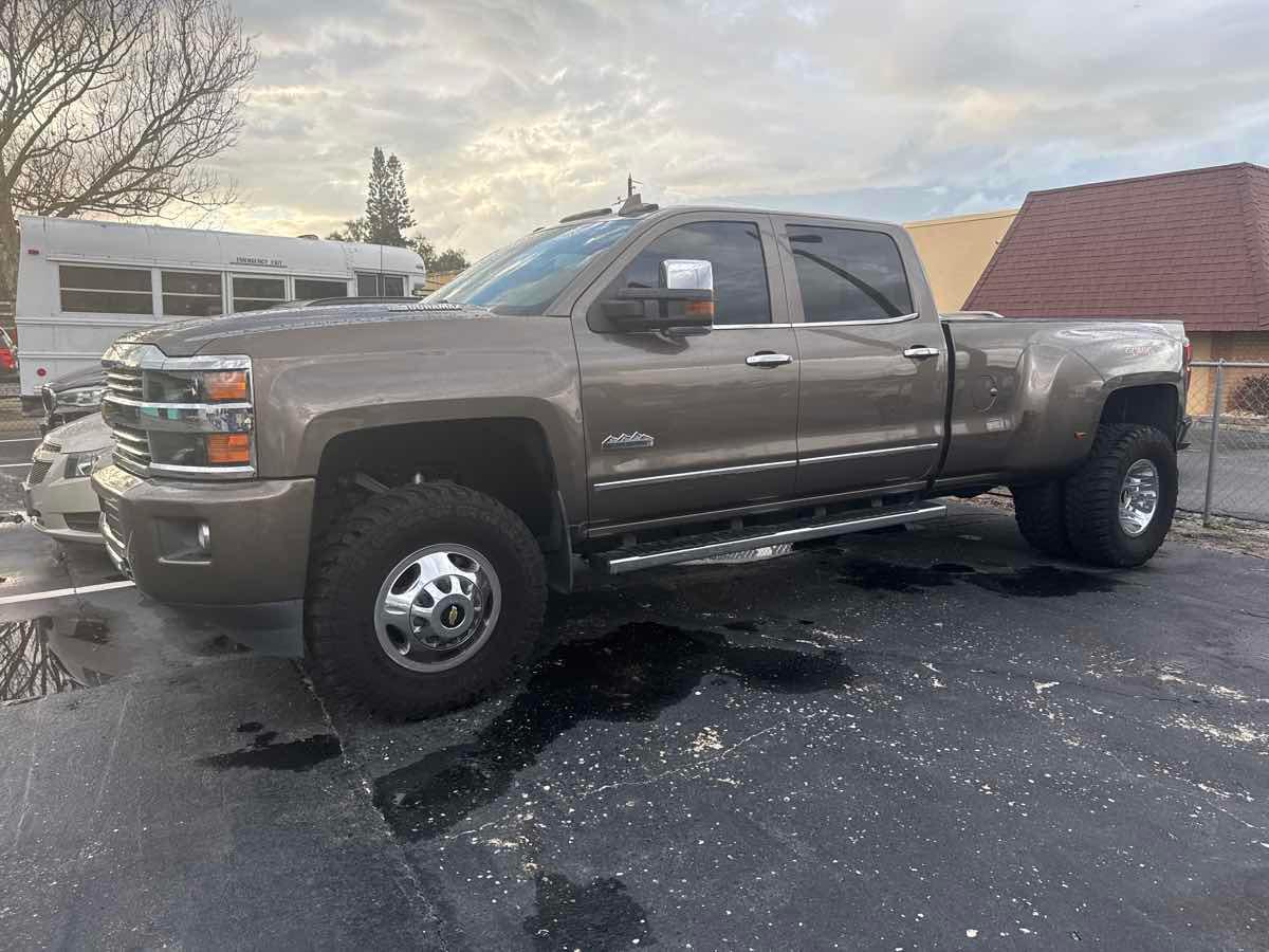 Chevrolet Silverado 3500Hd High Country - Thumbnail 3