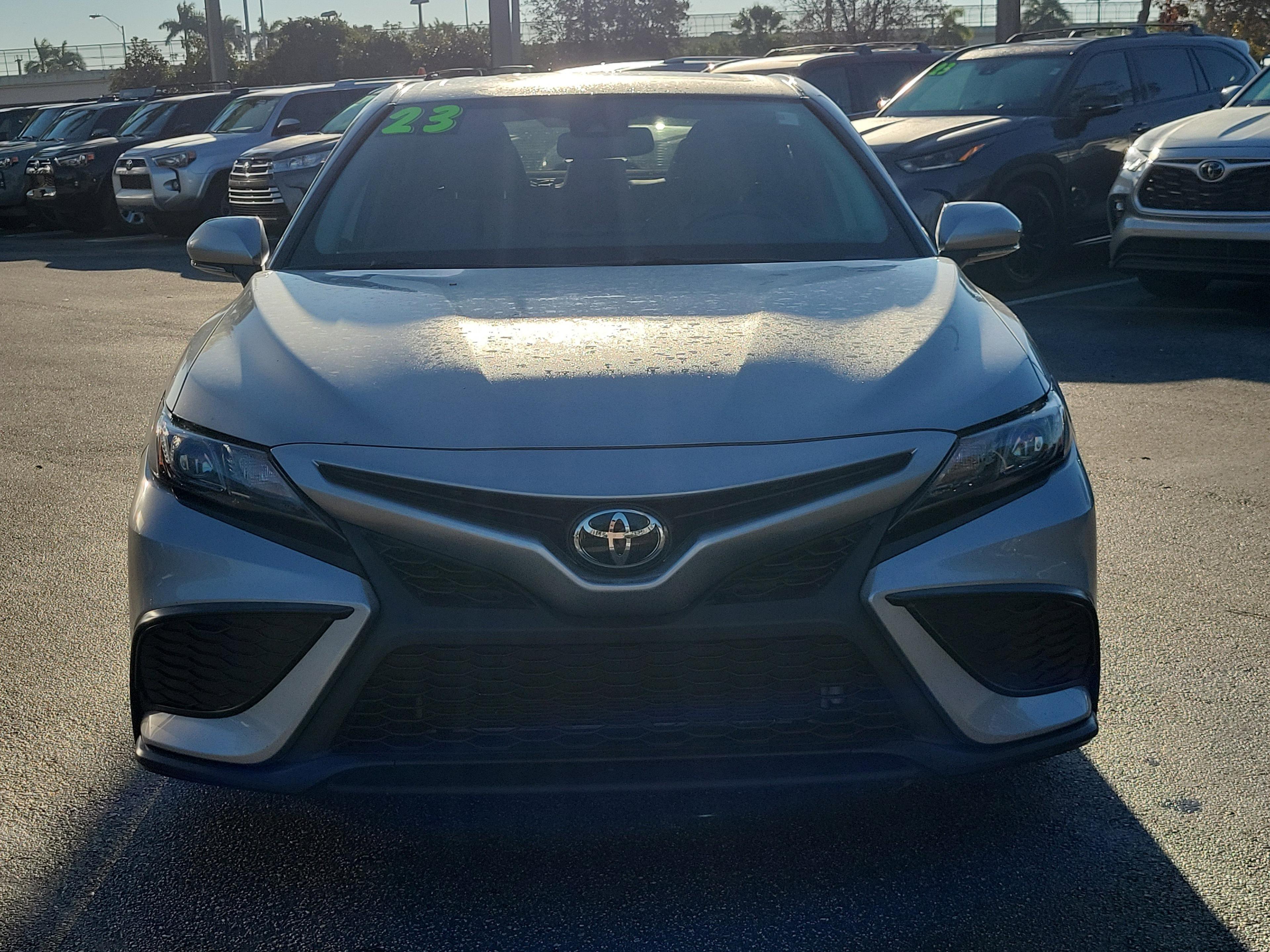 Toyota Camry Se Fwd - Thumbnail 3