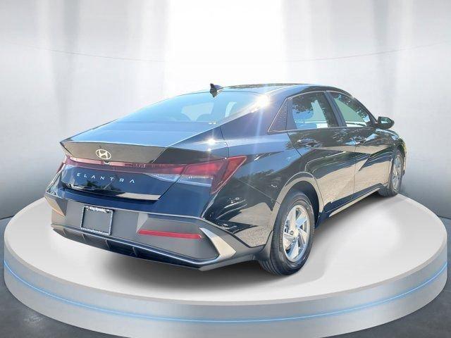 Hyundai Elantra Se Fwd 4D Sedan - Thumbnail 5