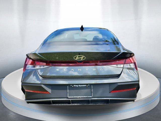 Hyundai Elantra Se Fwd 4D Sedan - Thumbnail 5