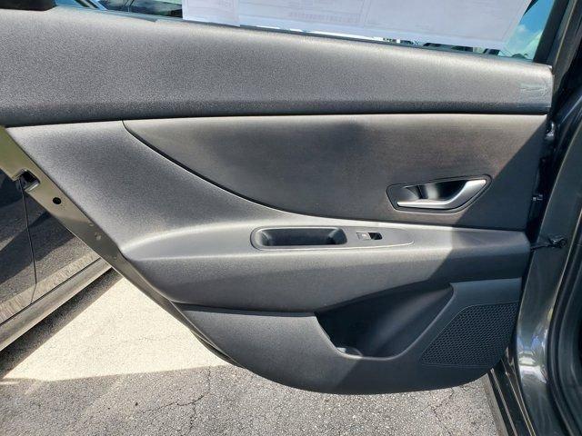 Hyundai Elantra Se Fwd 4D Sedan - Thumbnail 9