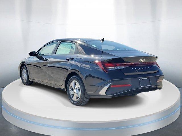 Hyundai Elantra Se Fwd 4D Sedan - Thumbnail 4