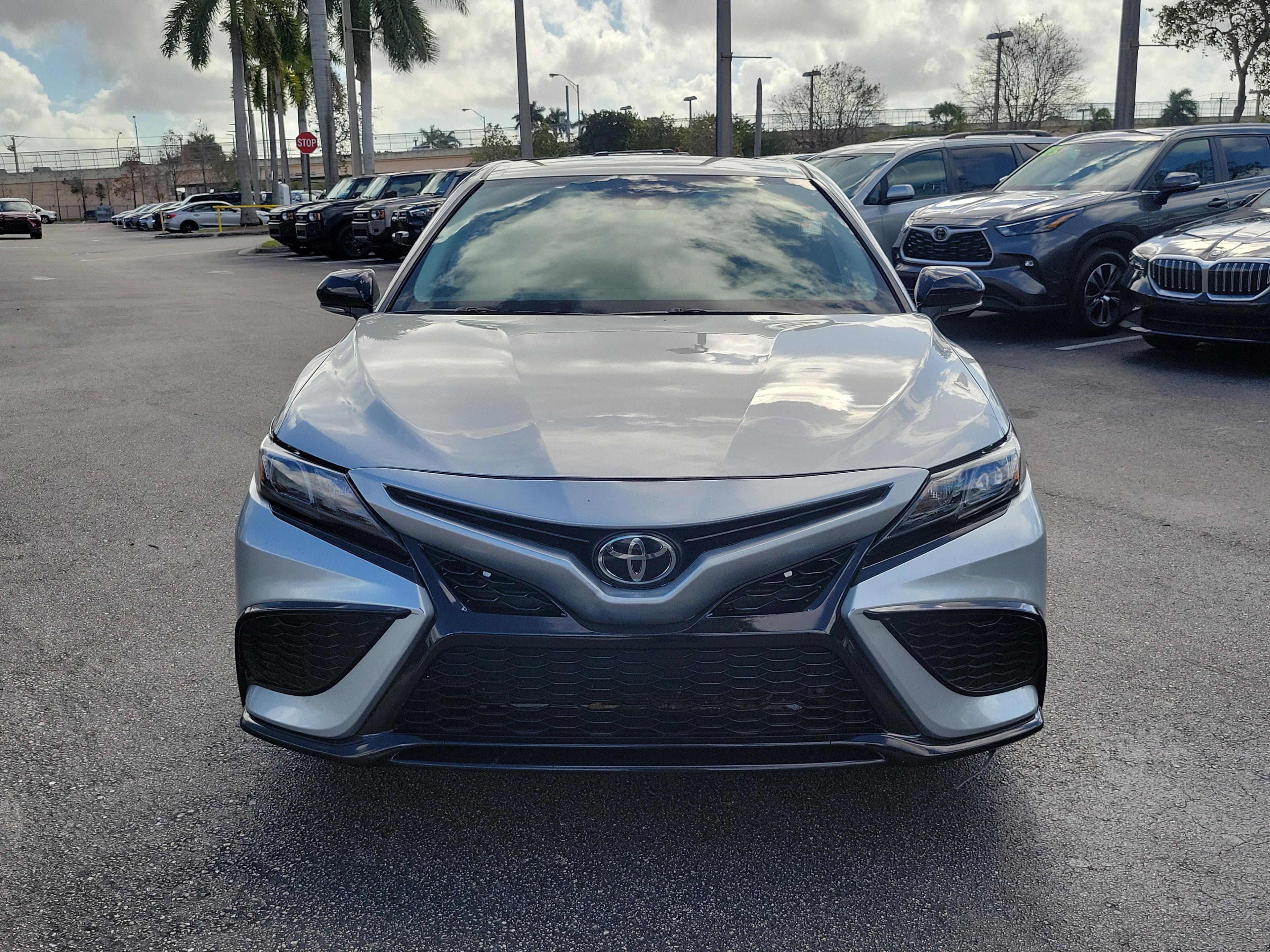 Toyota Camry Se Fwd - Thumbnail 3