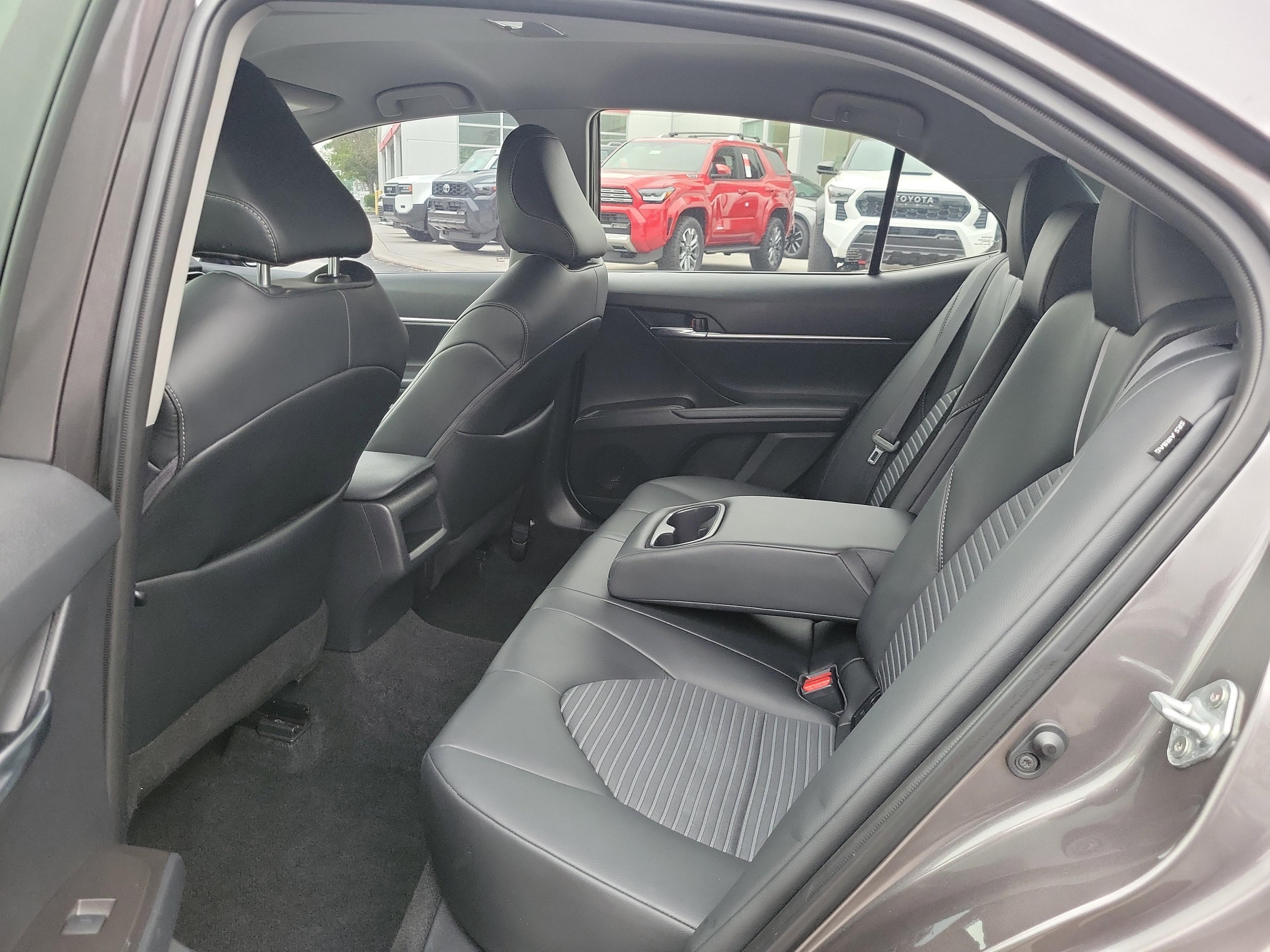 Toyota Camry Se Fwd - Thumbnail 10