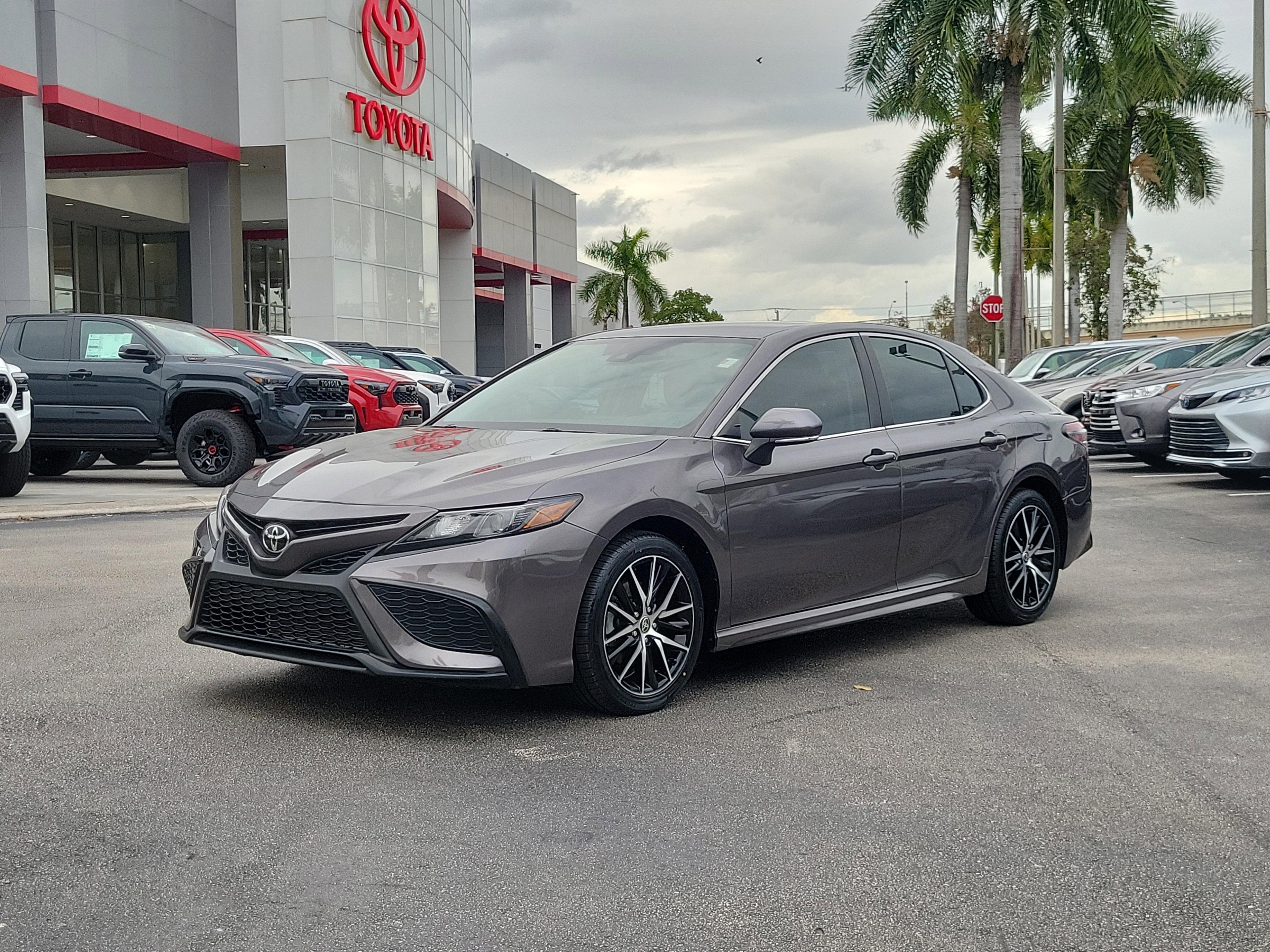 Toyota Camry Se Fwd - Thumbnail 3